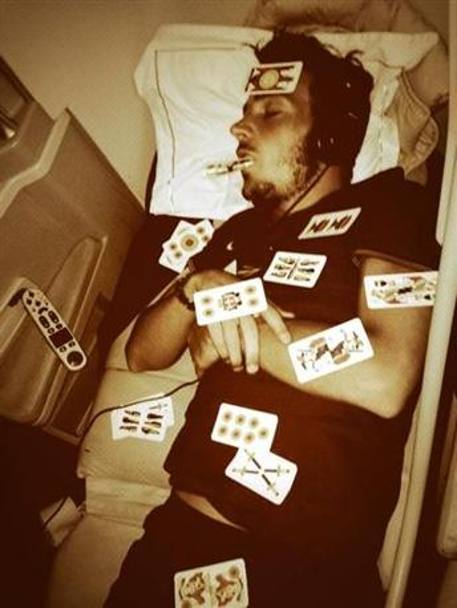 Florenzi ricoperto da carte da gioco dai compagni, mentre dorme. Twitter